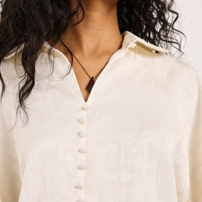 Camisa branca com padrão jacquard e botões forrados