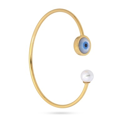 Pulseira aberta dourada com esfera de olho azul e esfera perolada branca