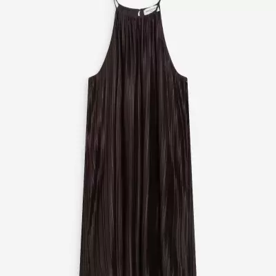 Vestido preto com tecido plissado e alças finas