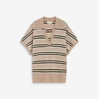 Camisola de malha laranja claro com riscas horizontais em castanho, branco e verde-oliva, gola polo e decote em V