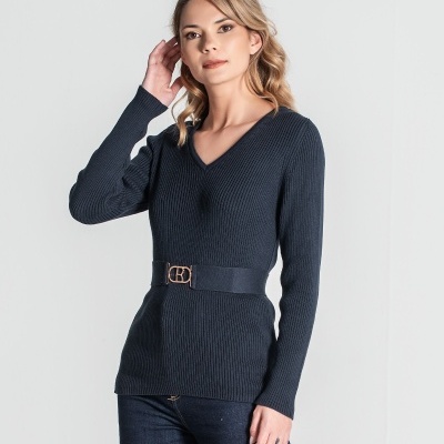 Camisola de malha azul escuro com cinto preto e calças de ganga