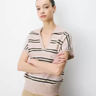 Camisola de malha fina riscada rosa, bege, preto e branco com gola aberta e mangas curtas