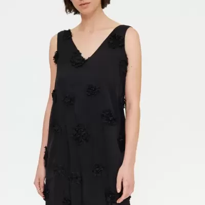 Vestido preto sem mangas com flores de tecido em relevo