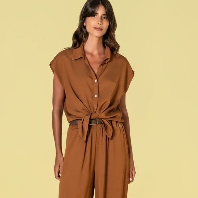 Conjunto feminino castanho com camisa de manga curta e calças largas, com cinto.