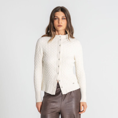 Cardigan branco de malha com botão e calças castanho escuras brilhantes com fundo branco