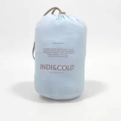 Saco de transporte azul claro com texto IND&ICOLD e fecho de cordão castanho sobre fundo branco.