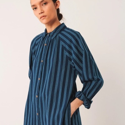 Vestido camisola comprido de algodão azul com riscas verticais