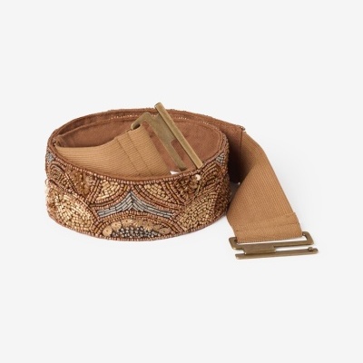 Cinto largo castanho com fivela dourada e bordado decorativo