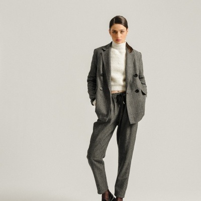 Conjunto de fato cinza com blazer e calças, camisola branca de gola alta e sapatos pretos