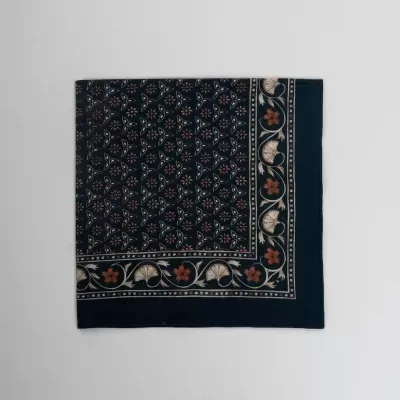 Pano ou lenço quadrado azul escuro com padrão floral vermelho e bege