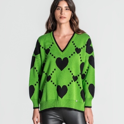 Camisola verde com padrão de corações pretos e decote em V