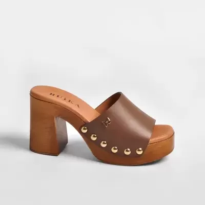 Sandália mule de salto alto em madeira com aba em pele castanha e rebites dourados