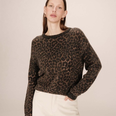 Camisola feminina de malha com padrão animal print castanho e preto