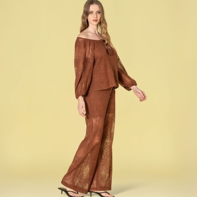 Conjunto feminino castanho rendado com blusa ombro a ombro e calças largas
