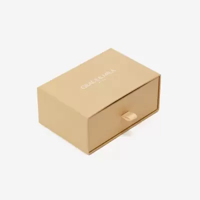 Caixa bege com texto Grace & Mila Paris
