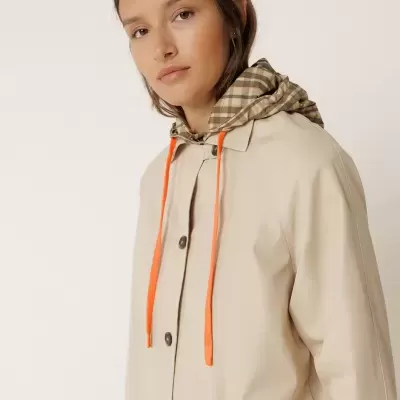 casaco bege com capuz xadrez e cordões laranja