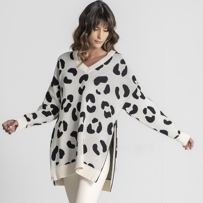 Casaco comprido de malha com padrão animal print preto e branco e decote em V