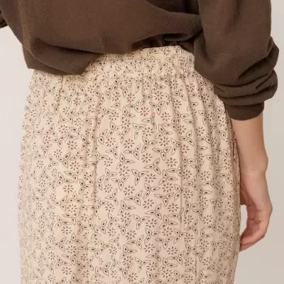 Saia comprida bege com padrão floral castanho.
