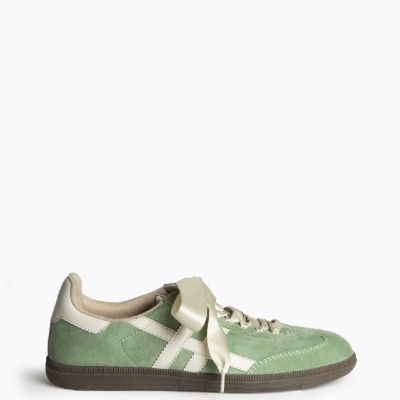 Ténis de camurça verde claro com atacadores brancos em fundo branco