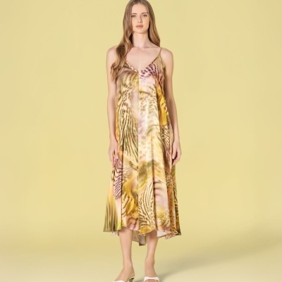 Vestido midi feminino com padrão animal print e sandálias brancas