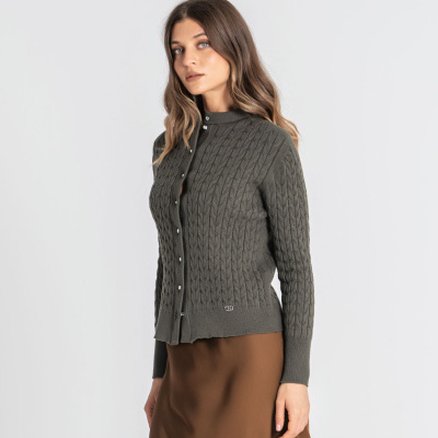 Camisola cardigan verde escura com padrão de trança e botões