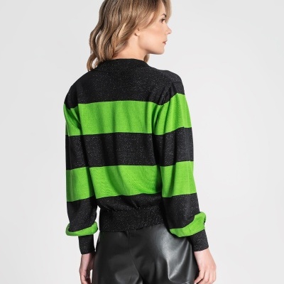 Mulher vista de costas com camisola de riscas vertes e pretas e calções pretos.