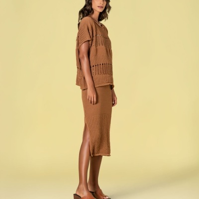 mulher vestindo conjunto de malha castanho com sandálias de plataforma castanhas