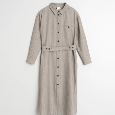 Vestido camisola bege comprido texturado com cinto e botões