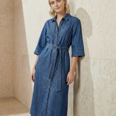 Vestido midi de ganga azul com botão e cinto, manga 3/4
