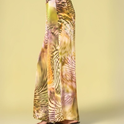 Calça feminina fluida com padrão animal colorido e sandálias pretas