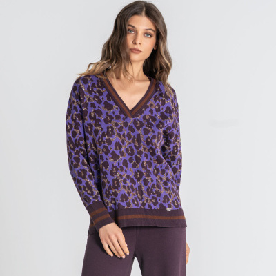 Blusa de malha roxa com padrão animal print e decote em V
