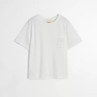 T-shirt branca de manga curta com bolso bordado