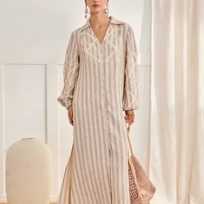 Vestido comprido feminino riscas neutras com botões e mangas bufantes