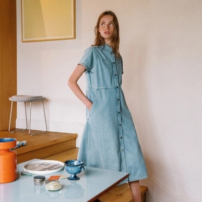 Vestido camisola longo de ganga azul clara com botões frontais e gola de camisa