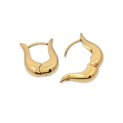 Brincos dourados em metal com design curvo elegante