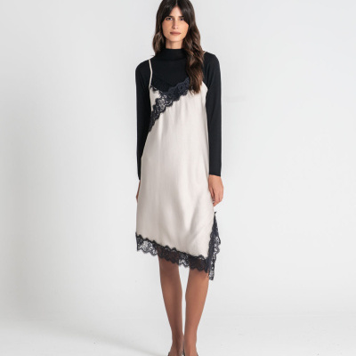 Vestido branco com renda preta decorativa usado sobre camisola preta