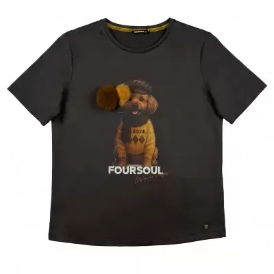 T-shirt preta com estampa de cão vestindo camisola e pompons na estampa
