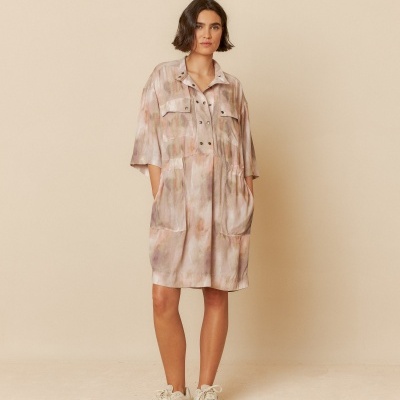 Vestido casual com padrão abstrato em tons suaves e ténis brancos