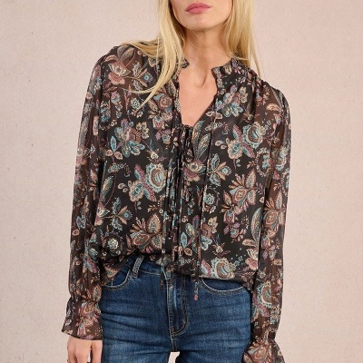 Blusa floral transparente preta com mangas compridas e jeans azul