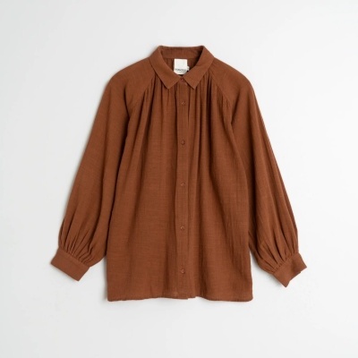 Camisa castanha de manga comprida com botões e gola.