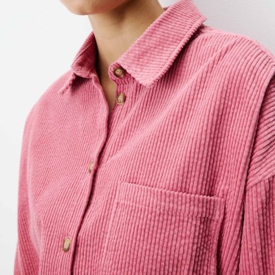 Camisa rosa de veludo cotelê com botões castanhos e bolso no peito