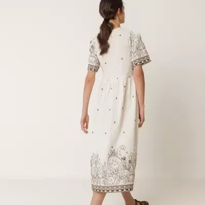 Vestido branco midi com padrão floral castanho e sandálias castanhas