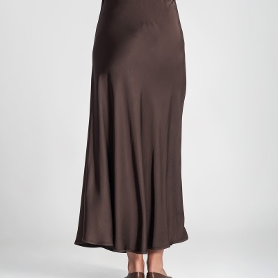 Saia comprida castanha fluida vista de costas com sandálias castanhas
