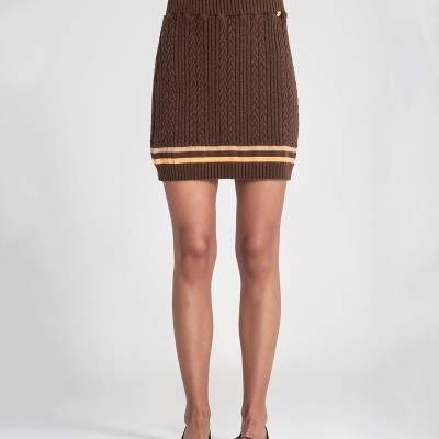Saia curta de malha castanha com padrão de trança e riscas na barra