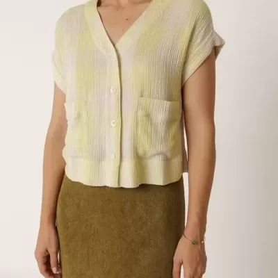 Blusa feminina curta com textura leve em tecido amarelo claro e branco com padrão xadrez