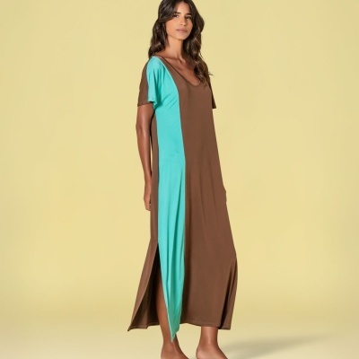 Vestido longo castanho com detalhe azul turquesa lateral e mangas curtas