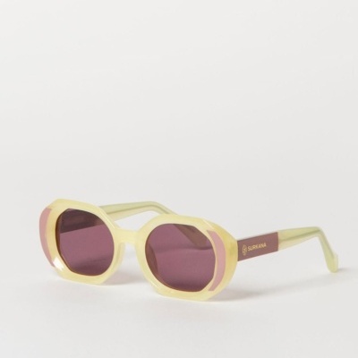 Óculos de sol amarelos com detalhes rosa e lentes vermelhas