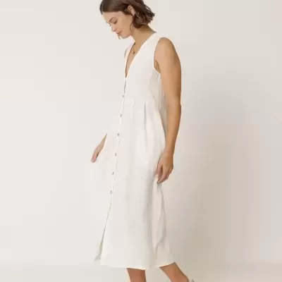 Mulher usando vestido branco longo sem mangas com botões frontais