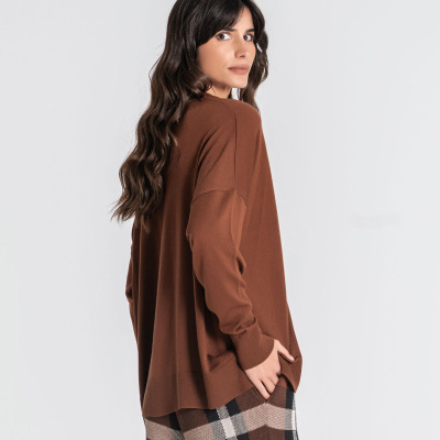 Camisa de malha castanha com calças xadrez castanhas e pretas
