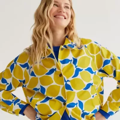 Conjunto estampado com limões amarelos e folhas azuis